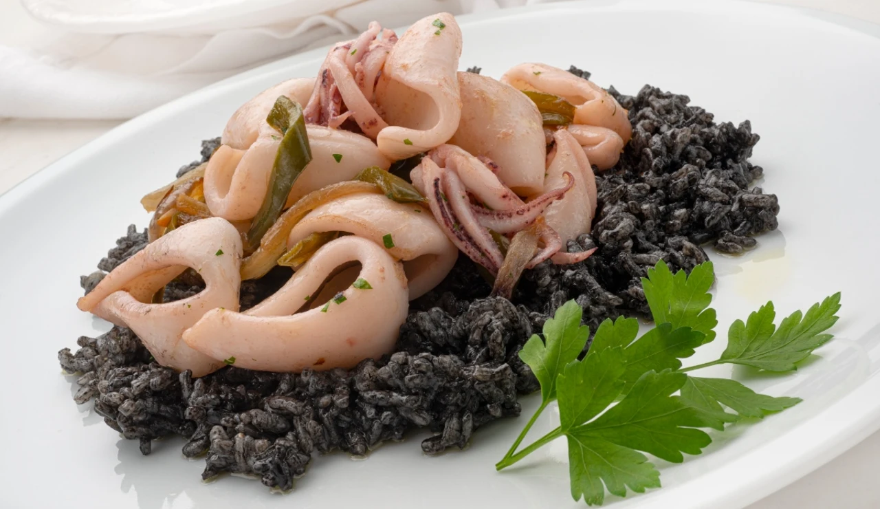 Salteado de calamares encebollados con arroz negro