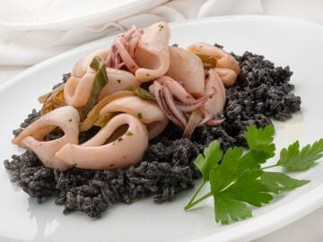 Salteado de calamares encebollados con arroz negro
