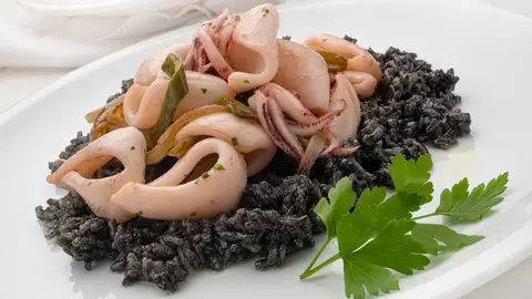 Salteado de calamares encebollados con arroz negro Salteado de calamares encebollados con arroz negro