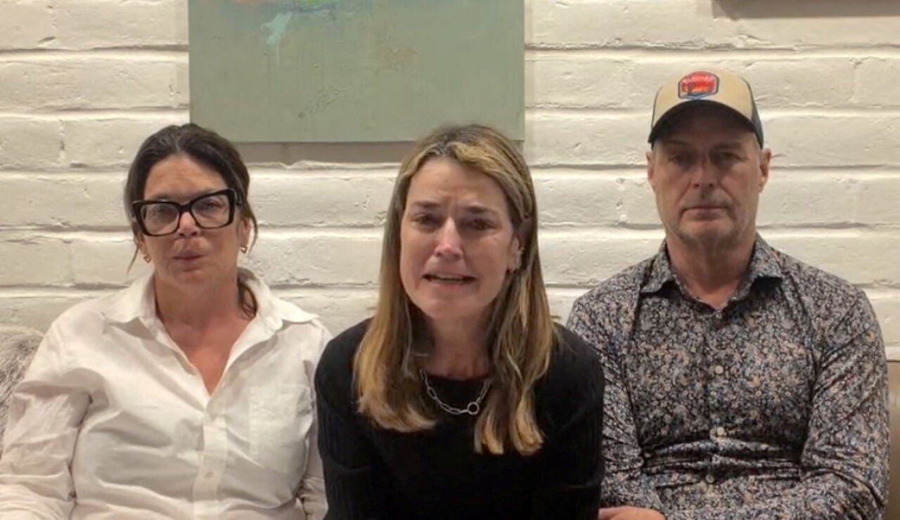 Savannah Guthrie habla en un mensaje de video junto a su familia