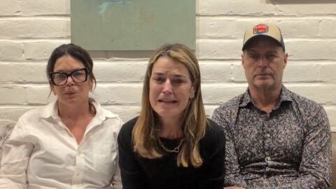 Savannah Guthrie habla en un mensaje de video junto a su familia