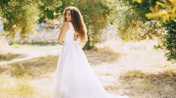 Novia posando con su vestido de boda Novia posando con su vestido de boda