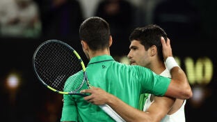 Novak Djokovic y Carlos Alcaraz, tras la final del Open de Australia 2026