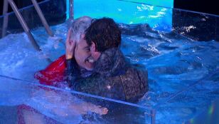 Juandi celebra con un chapuz&oacute;n los 447 minutos de Daniel Illescas en la apnea