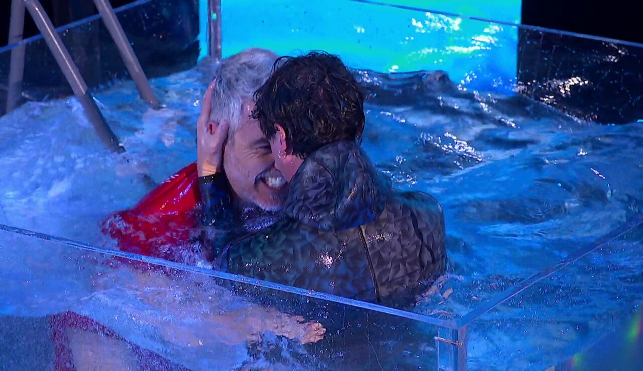 Juandi celebra con un chapuz&oacute;n los 447 minutos de Daniel Illescas en la apnea