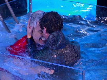 Juandi celebra con un chapuz&oacute;n los 447 minutos de Daniel Illescas en la apnea
