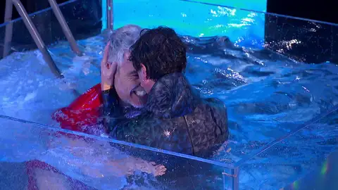 Juandi celebra con un chapuzón los 447 minutos de Daniel Illescas en la apnea Juandi celebra con un chapuzón los 447 minutos de Daniel Illescas en la apnea