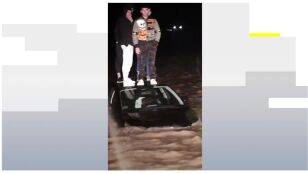 Rescate a 3 j&oacute;venes en las riadas.