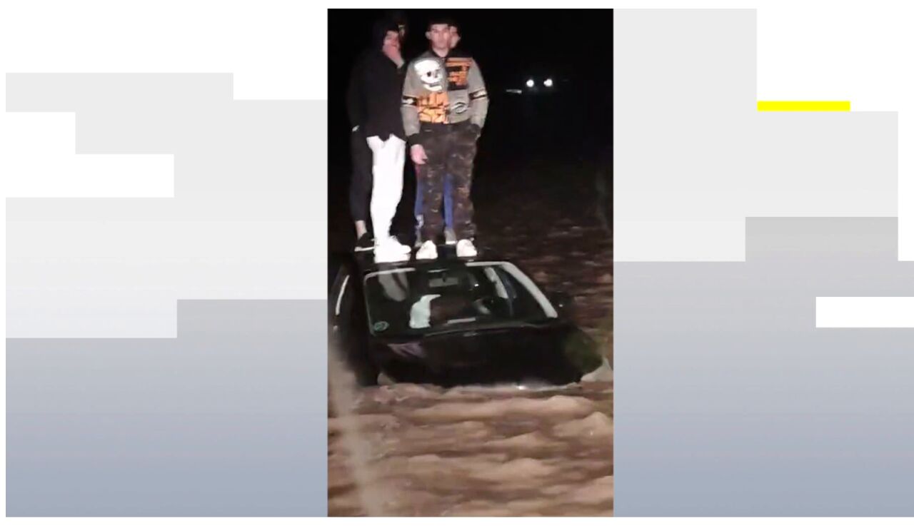 Rescate a 3 j&oacute;venes en las riadas.