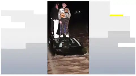 Rescate a 3 jóvenes en las riadas. Rescate a 3 jóvenes en las riadas.