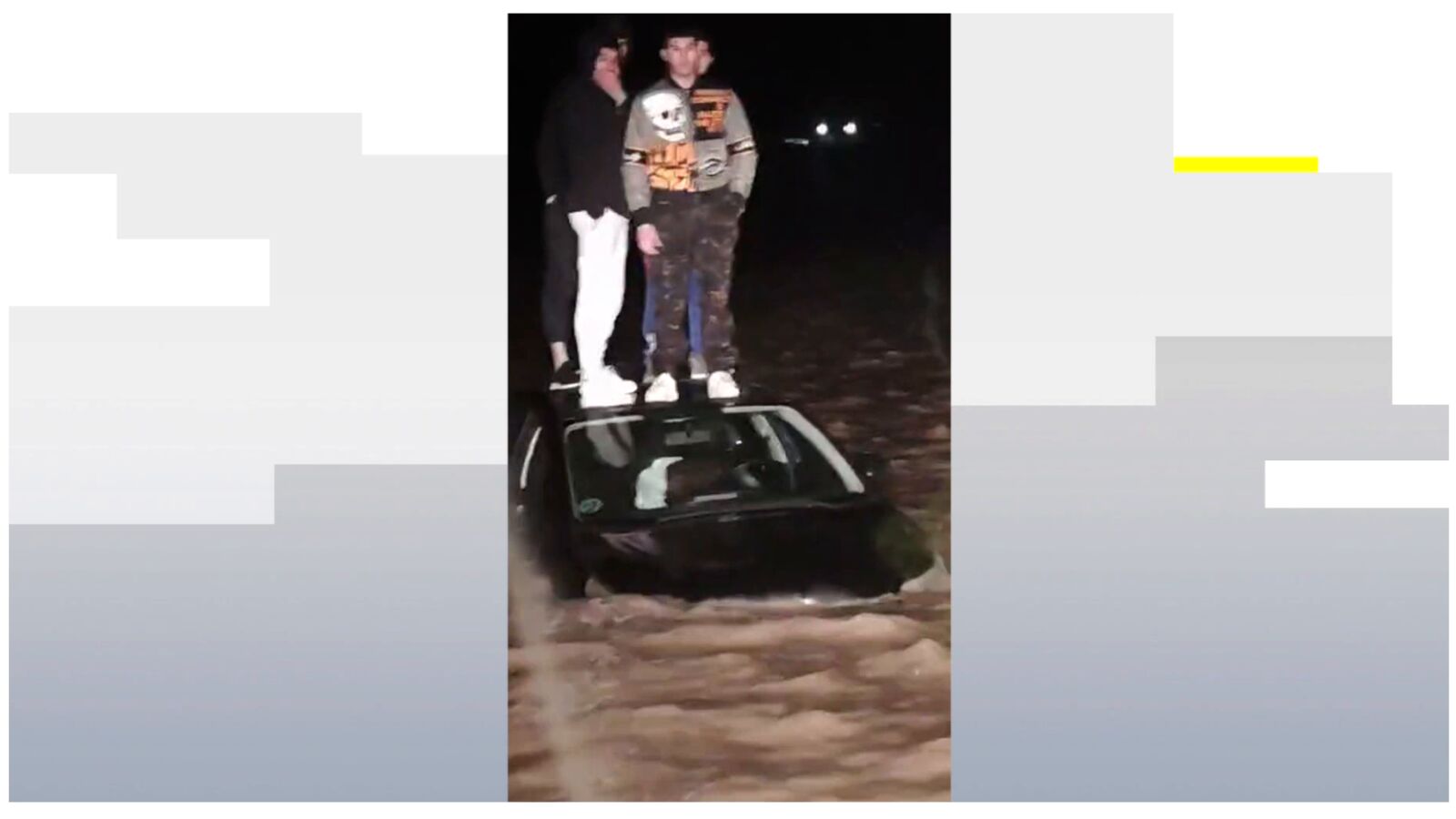 El angustioso rescate de cuatro jóvenes atrapados en el capó de un coche en las riadas de Huétor Tájar
