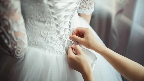 Novia probándose el vestido de boda Novia probándose el vestido de boda