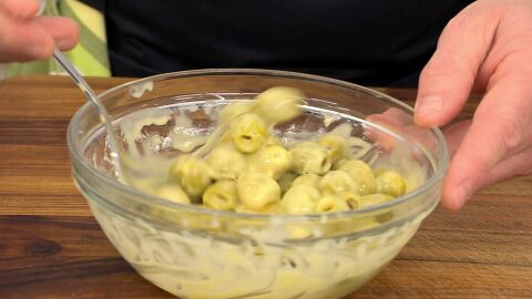 Sazona y mezcla, para que las aceitunas se impregnen bien