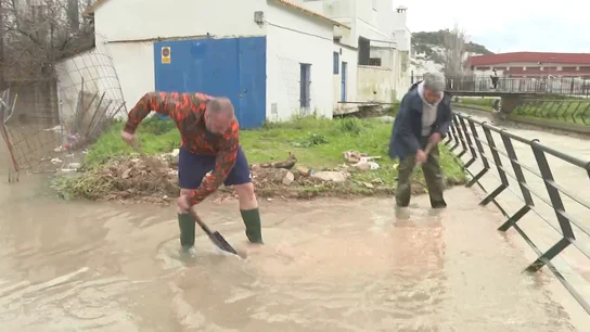 Los vecinos de Ubrique aseguran que no les están ayudando Antena3 Noticias