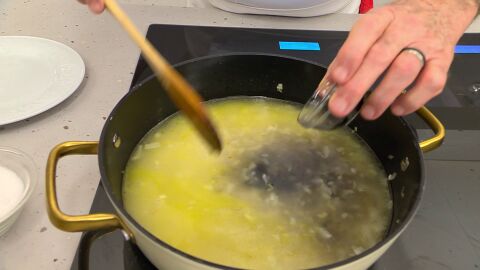 Añade el arroz y la tinta de calamar