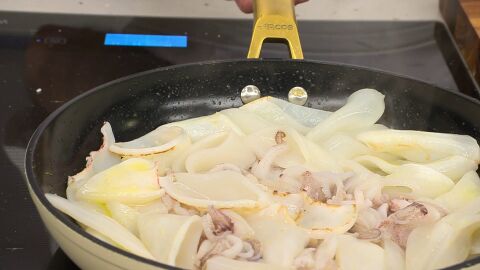 Saltea los calamares a fuego vivo