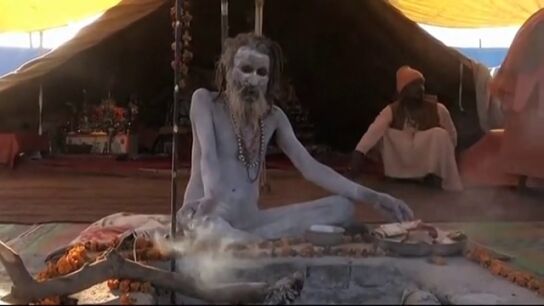 Kumbh Mela, espirituales hindues se sumergen en el r&iacute;o Ganges