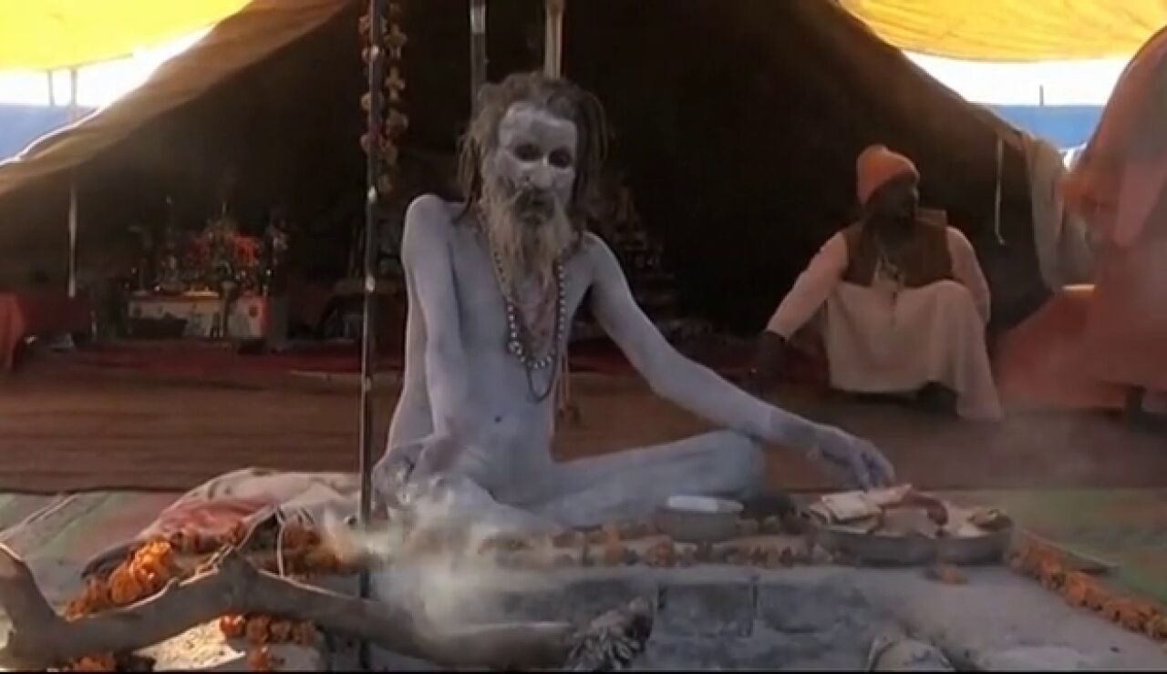 Kumbh Mela, espirituales hindues se sumergen en el r&iacute;o Ganges