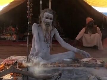 Kumbh Mela, espirituales hindues se sumergen en el r&iacute;o Ganges