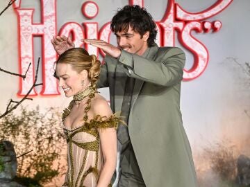 Jacob Elordi tapa a Margot Robbie de la lluvia en la premiere de Cumbres Borrascosas en Londres
