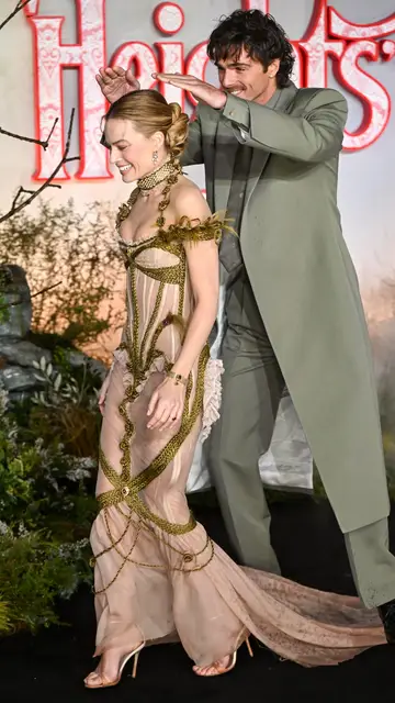 Jacob Elordi tapa a Margot Robbie de la lluvia en la premiere de Cumbres Borrascosas en Londres Jacob Elordi tapa a Margot Robbie de la lluvia en la premiere de Cumbres Borrascosas en Londres