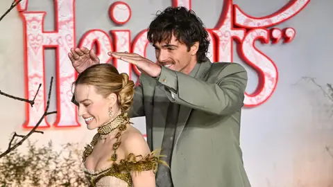 Jacob Elordi tapa a Margot Robbie de la lluvia en la premiere de Cumbres Borrascosas en Londres Jacob Elordi tapa a Margot Robbie de la lluvia en la premiere de Cumbres Borrascosas en Londres