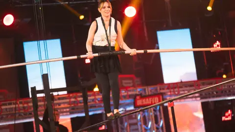 Edurne se convierte en funambulista y acepta el reto de Juan del Val Edurne se convierte en funambulista y acepta el reto de Juan del Val