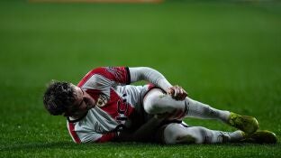 Un jugador del Rayo se duele en el c&eacute;sped del estadio de Vallecas