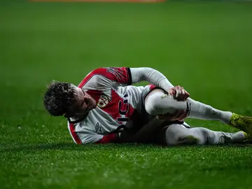 Un jugador del Rayo se duele en el césped del estadio de Vallecas Un jugador del Rayo se duele en el césped del estadio de Vallecas