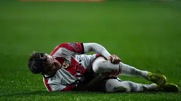 Un jugador del Rayo se duele en el césped del estadio de Vallecas Un jugador del Rayo se duele en el césped del estadio de Vallecas