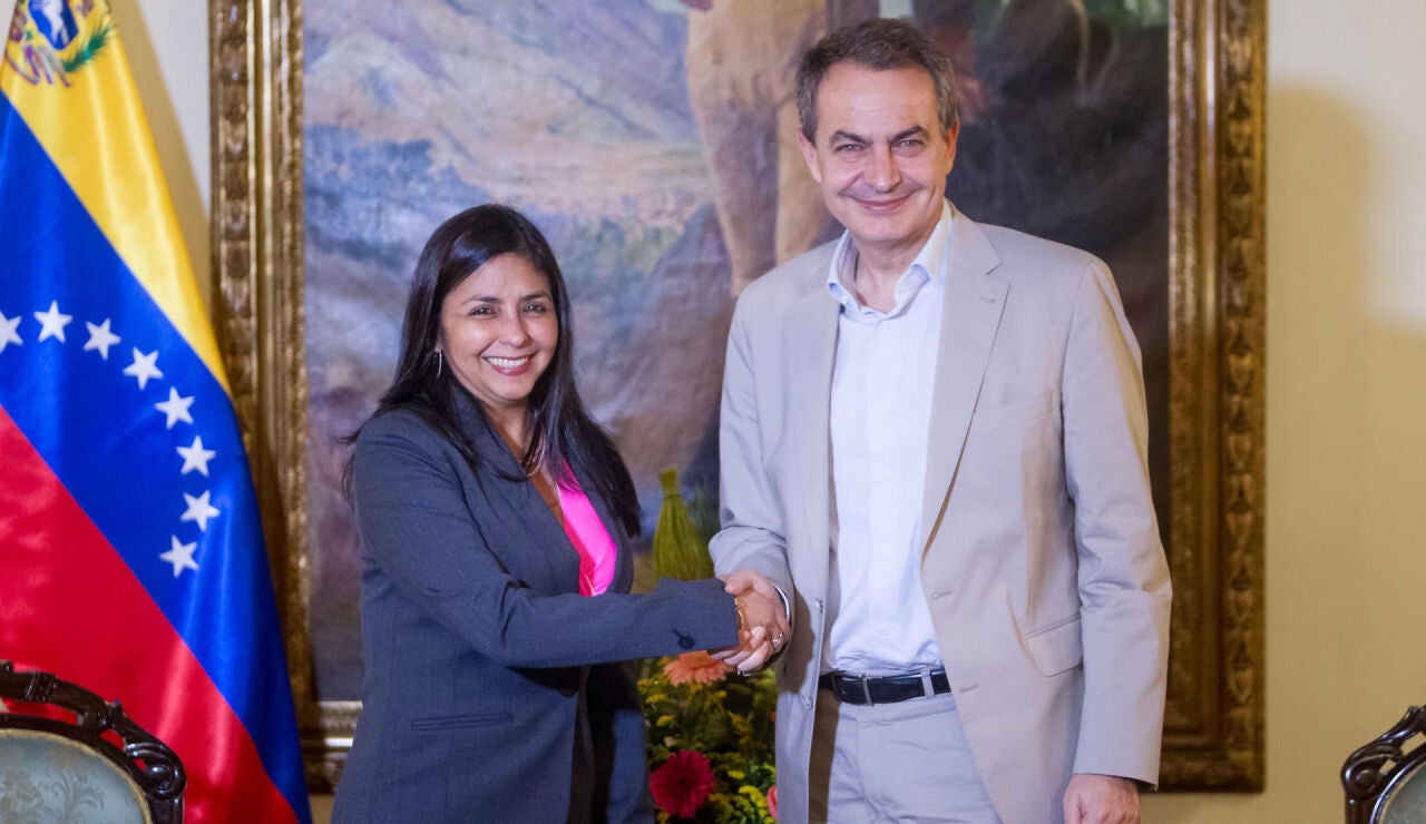 Imagen de la canciller de Venezuela, Delcy Rodr&iacute;guez, con el expresidente del Gobierno, Jos&eacute; Luis Rodr&iacute;guez Zapatero.