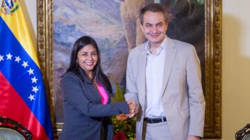Imagen de la canciller de Venezuela, Delcy Rodr&iacute;guez, con el expresidente del Gobierno, Jos&eacute; Luis Rodr&iacute;guez Zapatero.