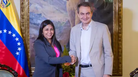Imagen de la canciller de Venezuela, Delcy Rodríguez, con el expresidente del Gobierno, José Luis Rodríguez Zapatero. Imagen de la canciller de Venezuela, Delcy Rodríguez, con el expresidente del Gobierno, José Luis Rodríguez Zapatero.