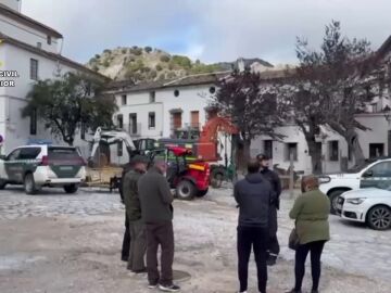Los vecinos de Grazalema vuelven a sus casas pero solo podr&aacute;n recoger enseres y a sus animales