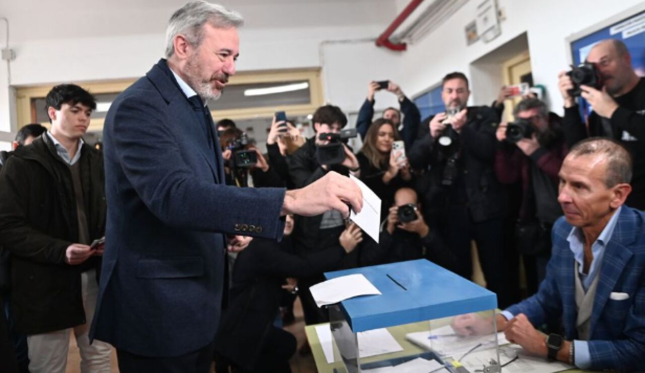Azc&oacute;n votando en Zaragoza