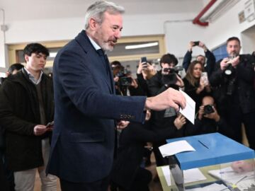 Azc&oacute;n votando en Zaragoza