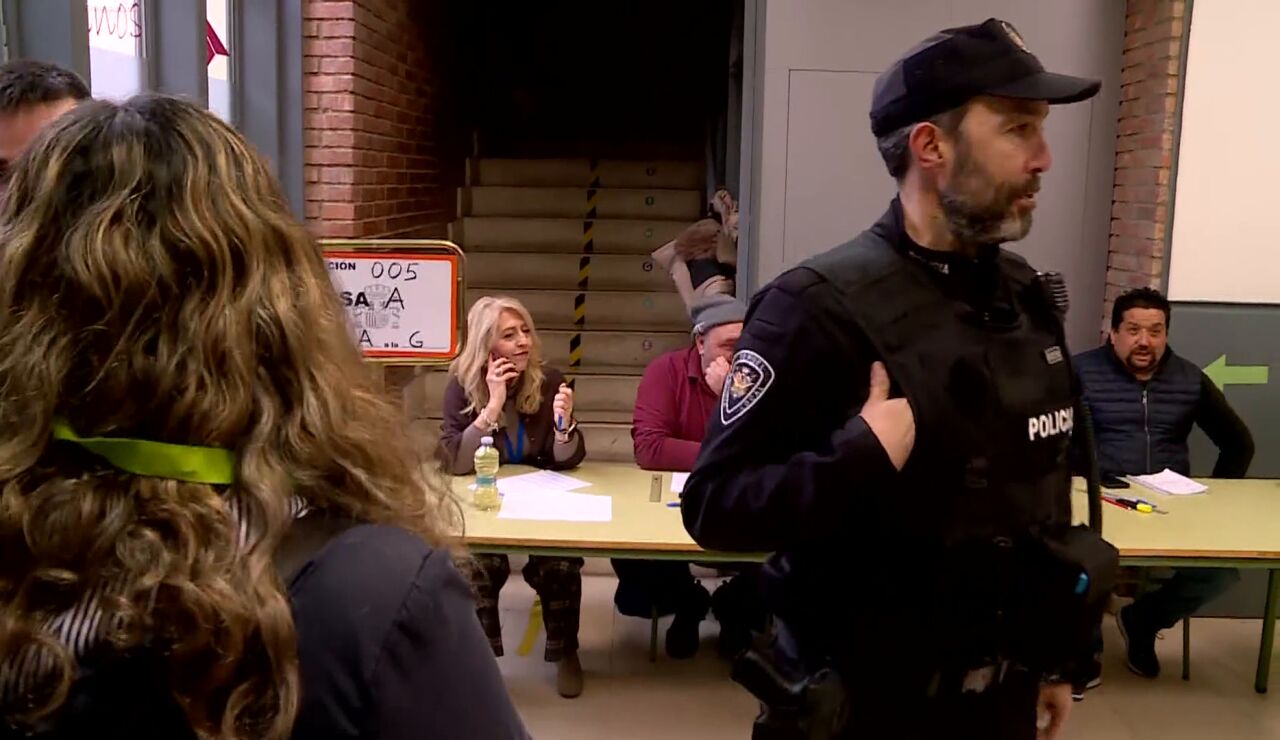 Votantes que se estrenan, polic&iacute;a en los colegios, estas han sido las an&eacute;cdotas en las primeras horas de las elecciones aragonesas