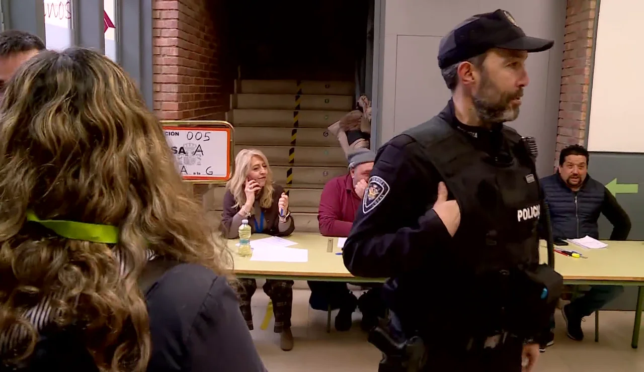 Votantes que se estrenan, policía en los colegios, estas han sido las anécdotas en las primeras horas de las elecciones aragonesas