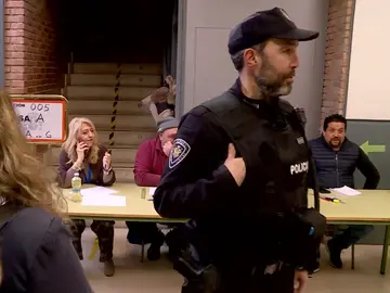 Votantes que se estrenan, policía en los colegios, estas han sido las anécdotas en las primeras horas de las elecciones aragonesas Votantes que se estrenan, policía en los colegios, estas han sido las anécdotas en las primeras horas de las elecciones aragonesas