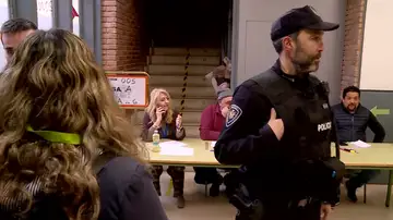 Votantes que se estrenan, policía en los colegios, estas han sido las anécdotas en las primeras horas de las elecciones aragonesas Votantes que se estrenan, policía en los colegios, estas han sido las anécdotas en las primeras horas de las elecciones aragonesas