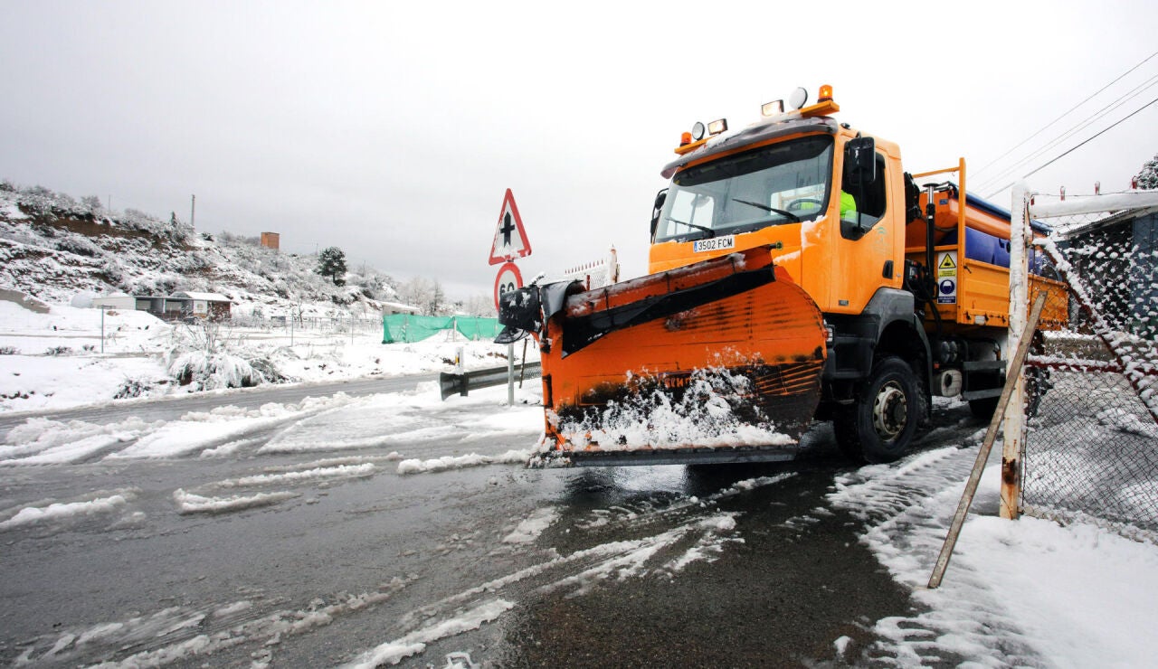 Una maquina quitanieves en Espa&ntilde;a
