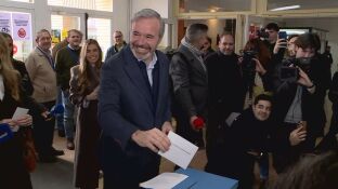 Jorge Azc&oacute;n vota en las elecciones de Arag&oacute;n