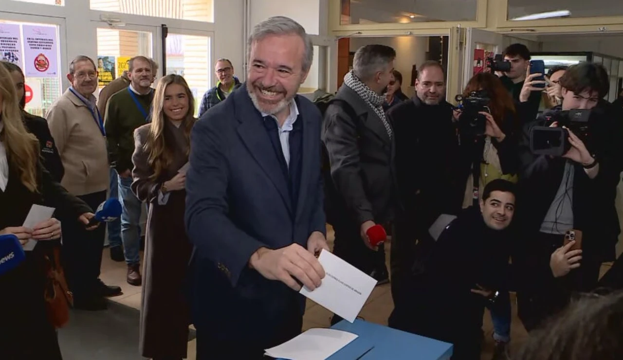 Jorge Azcón vota en las elecciones de Aragón