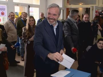 Jorge Azc&oacute;n vota en las elecciones de Arag&oacute;n