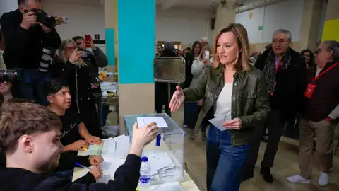 Pilar Alegría vota en las elecciones de Aragón Pilar Alegría vota en las elecciones de Aragón