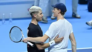 Sinner y Alcaraz saludándose durante las ATP Finals 2025 Sinner y Alcaraz saludándose durante las ATP Finals 2025