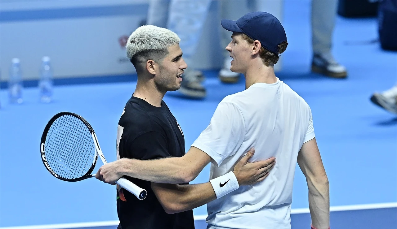 Sinner y Alcaraz saludándose durante las ATP Finals 2025