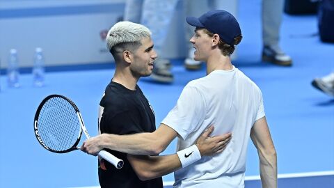 Sinner y Alcaraz salud&aacute;ndose durante las ATP Finals 2025