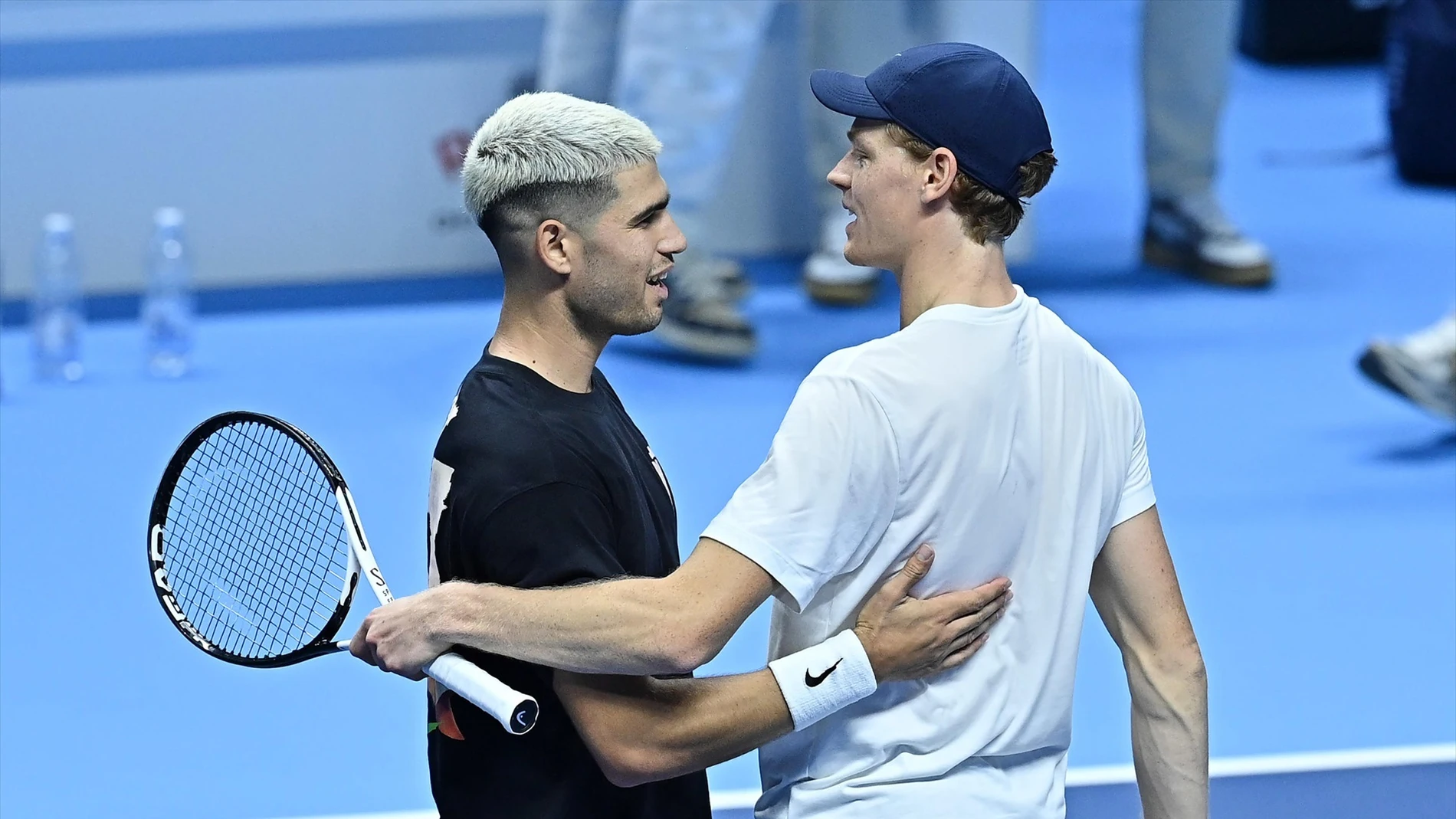 Sinner y Alcaraz saludándose durante las ATP Finals 2025 Sinner y Alcaraz saludándose durante las ATP Finals 2025