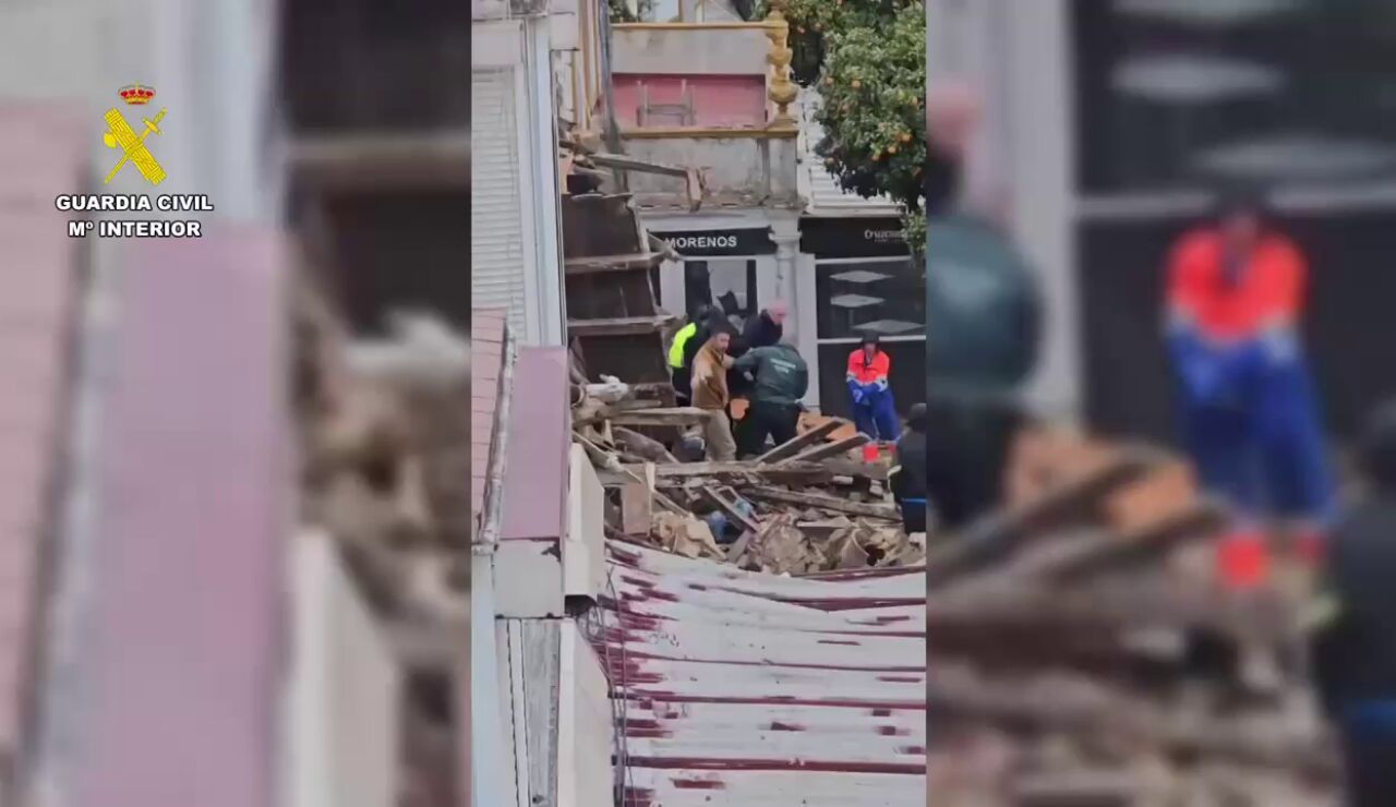 Rescatan a un hombre entre los escombros despu&eacute;s de que un edificio de dos plantas se derrumbase en Alcal&aacute; de los Gazules